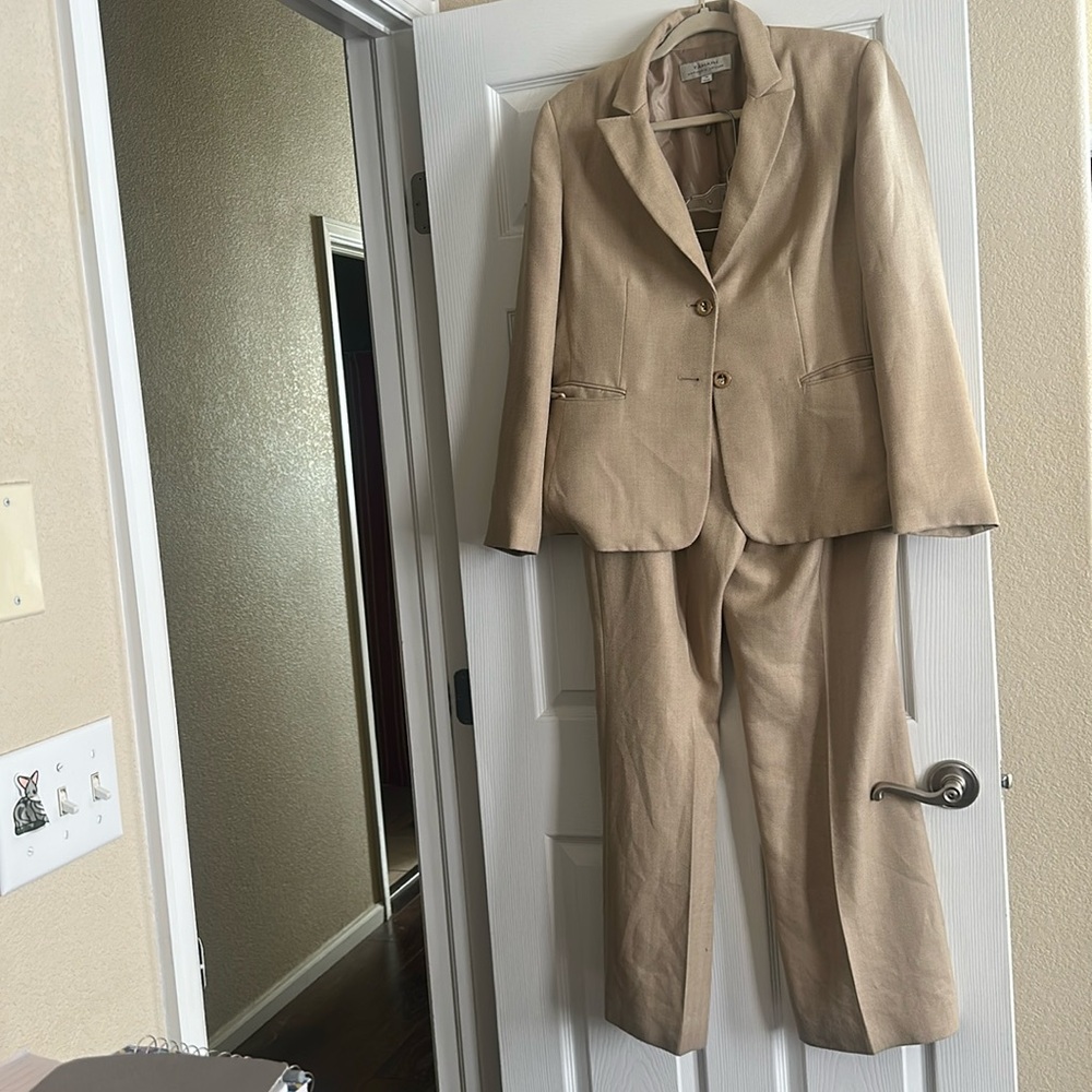 Tahari suite great condition